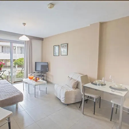 Helle Mit Balkon * Айя-Напа